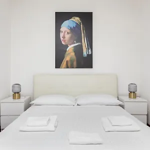1 Bedroom & 1 Living Apt - Duomo 5 Apartment Milan